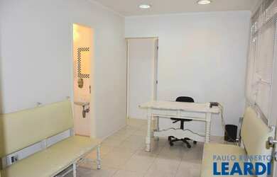 Imagem: O depósito possui 1 Vaga na garagem e 53m² de Área e está