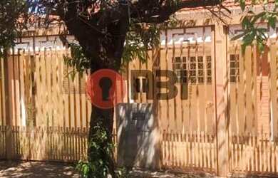 Imagem: A casa possui 3 Dormitórios, 1 Banheiro, 1 Vaga na garagem