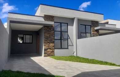 Imagem: A casa possui 3 Dormitórios, 1 Banheiro, 2 Vagas na garagem