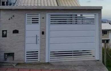 Imagem: A casa possui 2 Dormitórios, 1 Banheiro, 3 Vagas na garagem