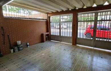 Imagem: A casa possui 2 Dormitórios, 2 Banheiros, 2 Vagas na garagem