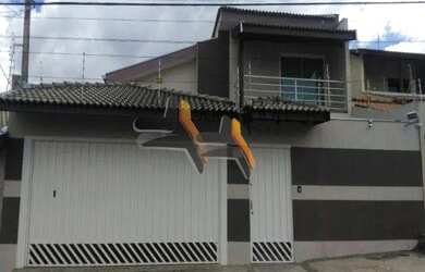 Imagem: A casa possui 3 Dormitórios, 4 Banheiros, 2 Vagas na garagem