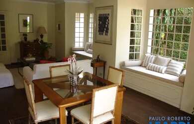 Imagem: A casa possui 4 Dormitórios, 5 Banheiros, 2 Vagas na garagem