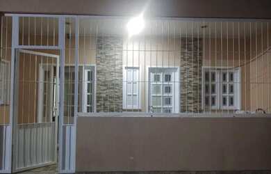 Imagem: A casa possui 3 Dormitórios, 2 Banheiros, 1 Vaga na garagem