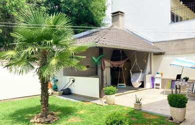 Imagem: A casa possui 4 Dormitórios, 2 Banheiros, 4 Vagas na garagem