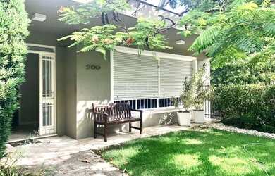 Imagem: A casa possui 5 Dormitórios, 5 Banheiros, 2 Vagas na garagem