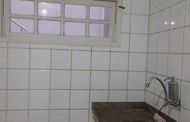 Imagem: A casa em condomínio possui 1 Dormitório e 1 Banheiro e está