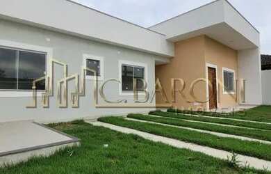 Imagem: A casa possui 3 Dormitórios, 2 Banheiros, 2 Vagas na garagem