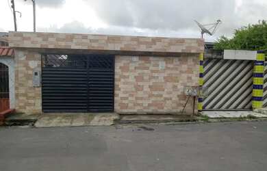 Imagem: A casa possui 4 Dormitórios, 3 Banheiros, 1 Vaga na garagem