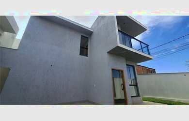 Imagem: A casa possui 3 Dormitórios, 2 Banheiros, 2 Vagas na garagem