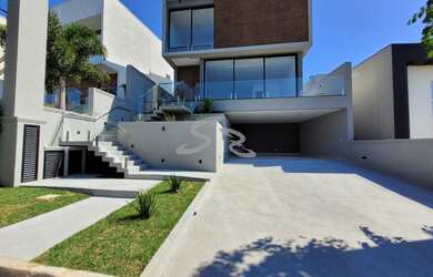 Imagem: A casa em condomínio possui 4 Dormitórios, 5 Banheiros, 4