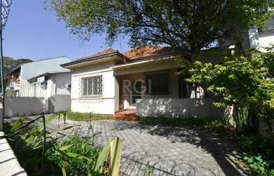 Imagem: A casa possui 3 Dormitórios, 2 Banheiros, 200m² de Área e