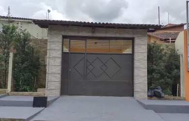 Imagem: A casa possui 2 Dormitórios, 2 Banheiros, 2 Vagas na garagem