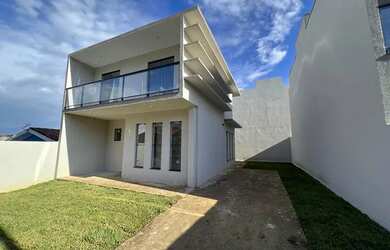 Imagem: A casa possui 3 Dormitórios, 3 Banheiros, 2 Vagas na garagem