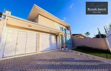 Imagem: A casa possui 4 Dormitórios, 4 Banheiros, 5 Vagas na garagem