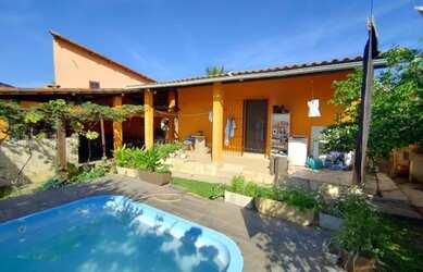 Imagem: A casa possui 3 Dormitórios, 2 Banheiros, 3 Vagas na garagem