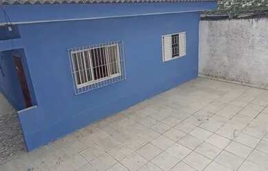 Imagem: A casa possui 2 Dormitórios, 1 Banheiro, 2 Vagas na garagem