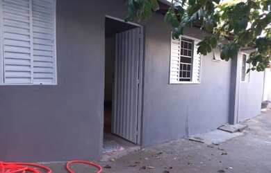 Imagem: A casa possui 1 Dormitório, 1 Banheiro e está localizado