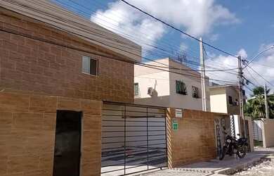 Imagem: A casa possui 3 Dormitórios, 2 Banheiros, 1 Vaga na garagem