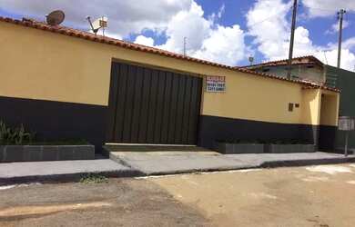 Imagem: A casa possui 4 Dormitórios, 4 Banheiros e 2 Vagas na garagem