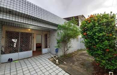 Imagem: A casa possui 3 Dormitórios, 1 Banheiro, 4 Vagas na garagem