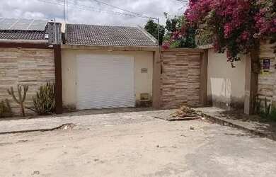 Imagem: A casa possui 2 Dormitórios, 1 Banheiro, 1 Vaga na garagem
