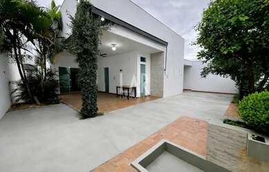 Imagem: A casa possui 3 Dormitórios, 4 Banheiros, 4 Vagas na garagem