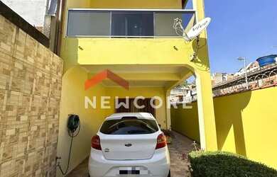 Imagem: A casa possui 3 Dormitórios, 3 Banheiros, 2 Vagas na garagem