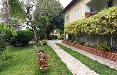 Imagem: A casa possui 3 Dormitórios, 2 Banheiros, 5 Vagas na garagem