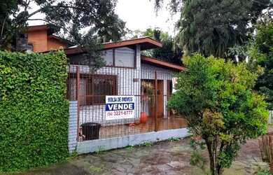 Imagem: A casa possui 5 Dormitórios, 3 Banheiros, 2 Vagas na garagem