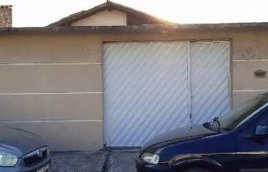 Imagem: A casa possui 2 Dormitórios, 1 Banheiro, 2 Vagas na garagem