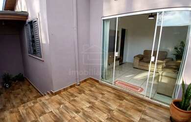 Imagem: A casa possui 2 Dormitórios, 1 Banheiro, 1 Vaga na garagem