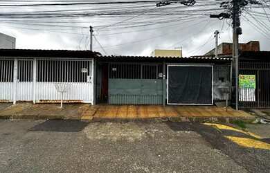 Imagem: A casa possui 3 Dormitórios, 2 Banheiros e 2 Vagas na garagem