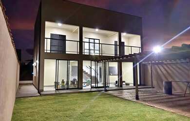 Imagem: A casa possui 3 Dormitórios, 3 Banheiros, 5 Vagas na garagem