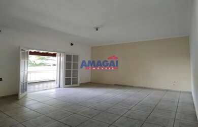 Imagem: A casa possui 4 Dormitórios, 3 Banheiros, 2 Vagas na garagem