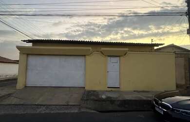 Imagem: A casa possui 3 Dormitórios, 3 Banheiros, 4 Vagas na garagem