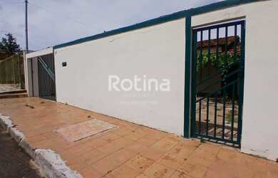 Imagem: A casa possui 3 Dormitórios, 1 Banheiro, 2 Vagas na garagem