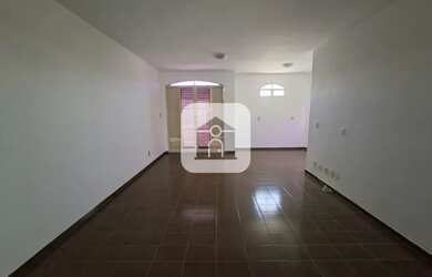 Imagem: A casa possui 3 Dormitórios, 2 Banheiros, 3 Vagas na garagem