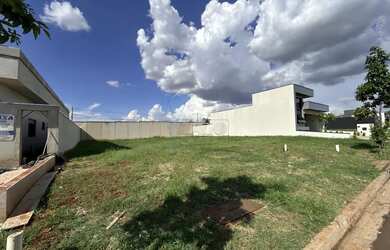 Imagem: O terreno possui 250m² de Área e está localizado em Real