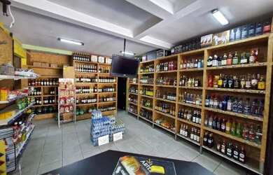 Imagem: O depósito possui 5 Vagas na garagem, 230m² de Área e está