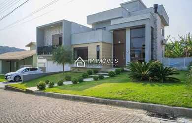 Imagem: A casa possui 3 Dormitórios, 5 Banheiros, 4 Vagas na garagem