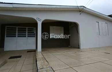 Imagem: A casa possui 3 Dormitórios, 2 Banheiros, 1 Vaga na garagem