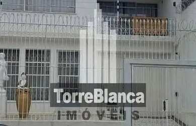 Imagem: A casa possui 5 Dormitórios, 2 Banheiros, 2 Vagas na garagem