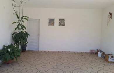 Imagem: A casa possui 3 Dormitórios, 3 Banheiros, 2 Vagas na garagem