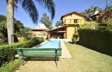 Imagem: A casa possui 4 Dormitórios, 5 Banheiros, 4 Vagas na garagem