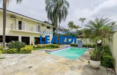 Imagem: A casa possui 4 Dormitórios, 5 Banheiros, 5 Vagas na garagem