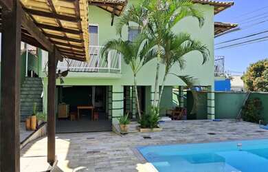 Imagem: A casa possui 5 Dormitórios, Acomodam 12 pessoas, 5 Vagas na