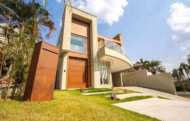 Imagem: A casa em condomínio possui 4 Dormitórios, 5 Banheiros, 4