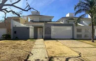 Imagem: A casa possui 3 Dormitórios, 1 Banheiro, 2 Vagas na garagem