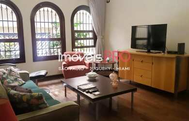 Imagem: A casa possui 3 Dormitórios, 3 Banheiros, 2 Vagas na garagem